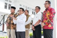 Menteri Koordinator Pemberdayaan Masyarakat, A. Muhaimin Iskandar bersama jajaran staf Kemenko PM melakukan konferensi pers di Jakarta (Foto: Ist)