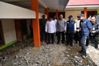 Mendikdasmen Abdul Mu`ti saat melihat secara langsung dampak bencana banjir yang menerjang salah satu sekolah yakni SMP Negeri 1 Tanjung Raya, Kabupaten Agam, Sumatra Barat, Jumat (Foto: Ist/Humas Kemendikdasmen)