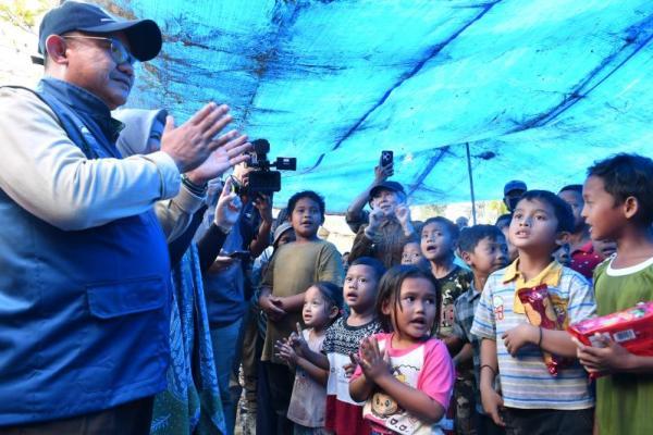 Mendikdasmen Salurkan Bantuan untuk Sekolah Terdampak Banjir di Langkat