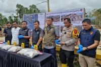 Kementerian Kehutanan (Kemenhut) bersama Bareskrim Polri paparkan temuan awal hasil identifikasi forensik terhadap kayu gelondongan yang terbawa banjir bandang di Sumatera Utara (Foto: Kemenhut)