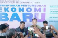 Menteri Transmigrasi (Mentrans) M. Iftitah Sulaiman Suryanagara dalam Kongres V Forum Dewan Guru Besar Indonesia (FDGBI) di kampus Institut Teknologi Sepuluh Nopember (ITS) di Surabaya, Jawa Timur (Foto: Kementrans)