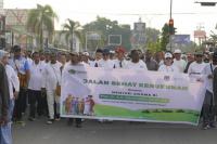 Menteri Agama (Menag) Nasaruddin Umar saat melepas kegiatan Jalan Sehat Kerukunan Lintas Agama di Kota Sorong, Sabtu (Foto: Kemenag)