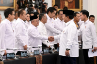 Menteri Pendidikan Dasar dan Menengah (Mendidkasmen) Abdul Muti berjabat tangan dengan Presiden Prabowo Subianto dalam Sidang Kabinet Paripurna di Istana Negara, Jakarta, pada Senin (Foto: Ist/SS Presiden)