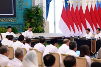 Presiden Prabowo Subianto memberikan arahan tegas terkait penertiban perizinan berusaha pemanfaatan hutan (PBPH) yang dinilai bermasalah dan merugikan masyarakat serta lingkungan dalam Sidang Kabinet Paripurna di Istana Negara, Jakarta, pada Senin, 15 Desember 2025 (Foto: BPMI Setpres)