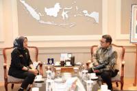 Menteri PANRB Rini Widyantini (kiri) saat menerima audiensi dari Menteri Ekraf Teuku Riefky Harsya (kanan) (Foto: Humas KemenPANRB)