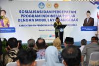 Mendikdasmen Abdul Mu`ti dalam Sosialisasi dan Percepatan penyaluran Program Indonesia Pintar (PIP) melalui Mobil Layanan Gerak, di SMK Muhammadiyah 1 Moyudan, Kabupaten Sleman, Yogyakarta, Kamis (Foto: Ist/Kemendikdasmen)