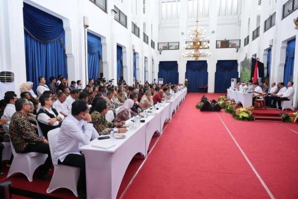 Rakor di Gedung Sate, Menteri Nusron Ingatkan Alih Fungsi Lahan Tak Boleh Sembarangan