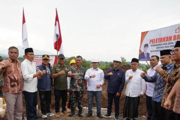 Peletakan Batu Pertama KDMP di Mojokerto, Mendes Yandri Minta Sukseskan Kopdes dan MBG