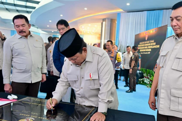 Prabowo Tulis Pesan di Prasasti Kejagung: Jadilah Jaksa yang Berani dan Jujur