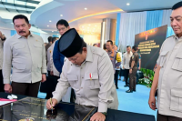 Presiden Prabowo Subianto menuliskan pesan khusus dalam prasasti usai menyaksikan penyerahan hasil penyelamatan keuangan negara Rp 6,6 triliun dari Satuan Tugas Penertiban Kawasan Hutan (Satgas PKH) di Kejaksaan Agung, Jakarta, Rabu (Foto: SS Presiden/BPMI Setpres)