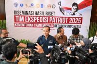 Menteri Transmigrasi (Mentrans) M. Iftitah Sulaiman Suryanagara saat konferensi pers usai menutup rangkaian diseminasi hasil riset TEP hasil kolaborasi Kementerian Transmigrasi dengan tujuh perguruan tinggi nasional (Foto: Humas Kementrans)