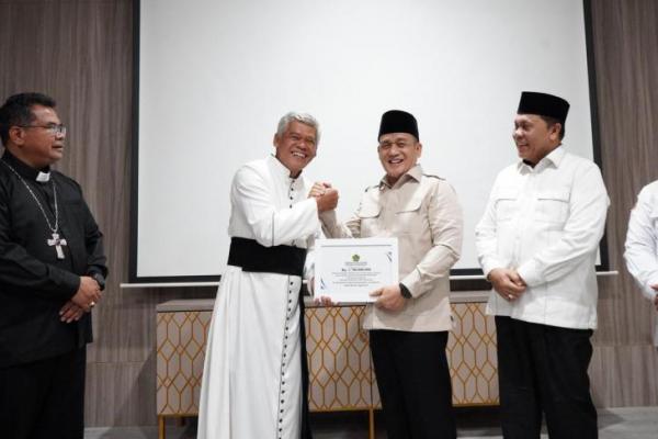 Wamenag Serahkan Bantuan Rp2 Miliar untuk Gereja Terdampak Bencana