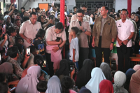 Presiden Prabowo Subianto pada malam pergantian Tahun Baru bersama masyarakat Desa Batu Hula, Kecamatan Batang Toru, Kabupaten Tapanuli Selatan, Sumatra Utara, Rabu (31/12/2025) malam (Foto: SS Presiden/BPMI Setpres/Kris)