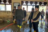 Menteri Agama (Menag) Nasaruddin Umar ketika meninjau proses pembersihan lumpur di MIN 43 Bireuen (Foto: Kemenag)