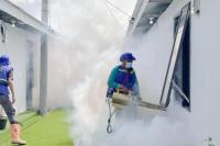 Relawan Tenaga Cadangan Kesehatan (TCK) Kementerian Kesehatan melaksanakan pengendalian faktor risiko kesehatan lingkungan di kawasan hunian sementara (huntara) bagi warga terdampak bencana di Aceh Tamiang (Foto: Kemenkes)