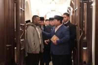 Presiden Prabowo Subianto (kanan) bertemu dengan mahasiswa asal Papua Steve Mara (kiri) di London, Inggris (Foto: Tim Media Presiden Prabowo)