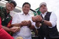 Wakil Menteri Transmigrasi (Wamentrans) Viva Yoga Mauladi saat acara ‘Panen Raya Padi’ di Desa Telang Rejo, Kecamatan Muara Telang, Kabupaten Banyuasin, Kamis (Foto: Humas Kementrans)