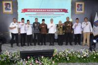 Mendes PDT Yandri Susanto (kanan) bersama Menko Pangan Zulkifli Hasan menghadiri Munas V DPP APDESI 2026 (Foto: Humas Kemendes PDT)