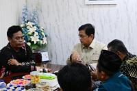 Wakil Menteri Transmigrasi (Wamentrans) Viva Yoga Mauladi saat menerima kunjungan dari  tujuh kepala desa di ruang kerjanya, Gedung C, Kompleks Kantor Kementerian Transmigrasi (Foto: Humas Kementrans) 