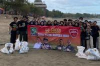 Dewan Komando Wilayah (DKW) Panji Bangsa Bali menggelar aksi Go Green dengan membersihkan kawasan Pantai Kuta pada Jumat (Foto: Ist)