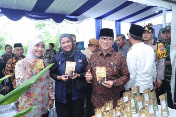 Mendes Yandri Lepas Ekspor Gula Aren dari Pacitan ke Tiga Negara