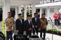 Menteri Koordinator Pemberdayaan Masyarakat, A. Muhaimin Iskandar (tengah) bersama para Dirut baru BPJS Kesehatan dan Ketenagakerjaan yang baru dilantik (Foto: Vaza/Indonesiainfo.id)