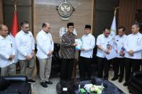 Menteri Desa dan Pembangunan Daerah Tertinggal (Mendes PDT) Yandri Susanto dalam pertemuan dengan anggota III BPK Akhsanul Khaq pada Selasa (Foto: Humas Kemendes PDT)