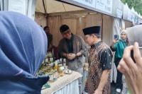 Menteri Koordinator Pemberdayaan Masyarakat, A. Muhaimin Iskandar saat melihat salah satu stand di acara Festival Jejak Jajanan Nusantara (Foto: Vaza/Indonesiainfo.id)