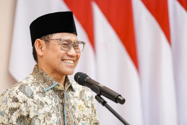 Menko PM Wakafkan 2.000 Mushaf Al-Qur`an untuk Pesantren