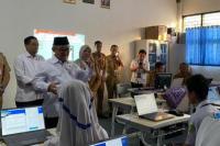 Mendikdasmen Abdul Mu`ti meninjau TKA hari pertama di SMP Negeri 2 Curug, Tangerang (Foto: Muti/Jurnas.com)