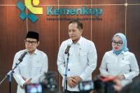 Menteri Koordinator Pemberdayaan Masyarakat, A. Muhaimin Iskandar (kiri) dan Menteri Koperasi, Ferry Juliantono (tengah) memberikan keterangan pers di gedung Kemenkop pada Senin (Foto: Humas Kemenko PM)