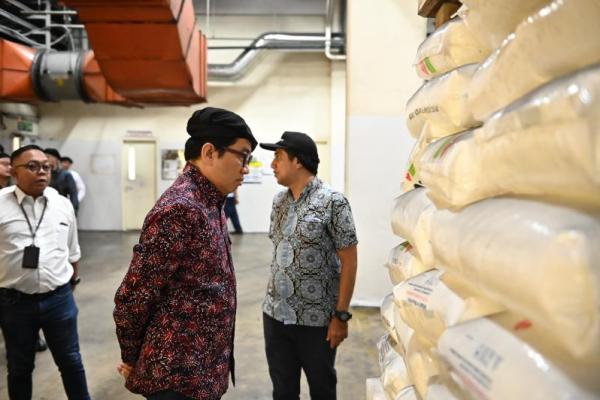 Wakil Menteri Perindustrian (Wamenperin), Faisol Riza saat mengunjungi PT AKPI di Citeureup, Bogor (Foto: Humas Kemenperin) 