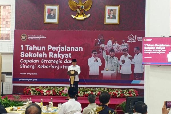Menteri Koordinator Pemberdayaan Masyarakat, A. Muhaimin Iskandar memberikan sambutan pada acara 1 Tahun Perjalanan Sekolah Rakyat di Jakarta (Foto: Vaza/Indonesiainfo.id) 
