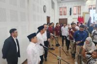 Menko PM, Abdul Muhaimin Iskandar (baju putih) dan Mensos Saifullah Yusuf (tengah) setelah mengikuti acara Satu Tahun Perjalanan Program Sekolah Rakyat: Capaian Strategis dan Sinergi Keberlanjutan di Jakarta, Rabu (29/4) (Foto: Vaza/Indonesiainfo.id)