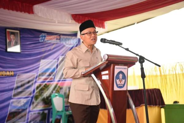 Wakil Menteri Pendidikan Dasar dan Menengah (Wamendikdasmen), Atip Latipulhayat saat memberikan sambutan di Gorontalo (Foto: Humas Kemendikdasmen) 