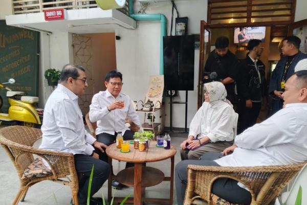 Menko PM A. Muhaimin Iskandar (dua dari kiri) sedang berbincang sebelum rapat terkait progres pelaksanaan program UMKM dan Ekraf (Foto: Vaza/Indonesiainfo.id) 