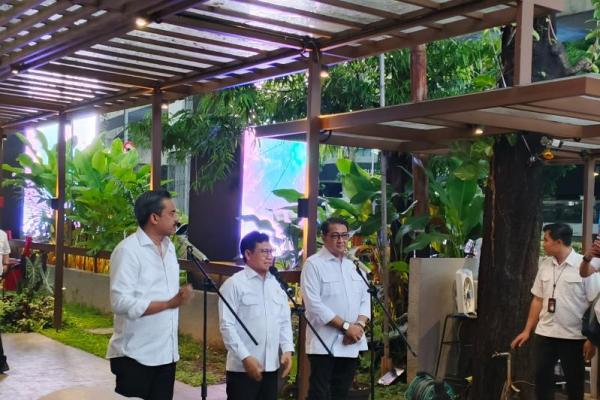 Menko PM A. Muhaimin Iskandar bersama Menteri UMKM Maman Abdurahman dan Menteri Ekonomi Kreatif Teuku Riefky Harsya memberikan keterangan pers usai melakukan rapat terkait progres pelaksanaan program UMKM dan Ekraf (Foto: Vaza/Indonesiainfo.id) 