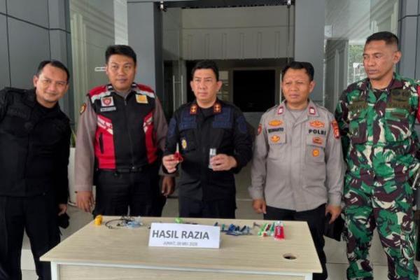 Petugas Lembaga Pemasyarakatan (Lapas) kelas II A Salemba, Jakarta Pusat melakukan razia terhadap warga binaan (Foto: Ist/Jurnas.com) 