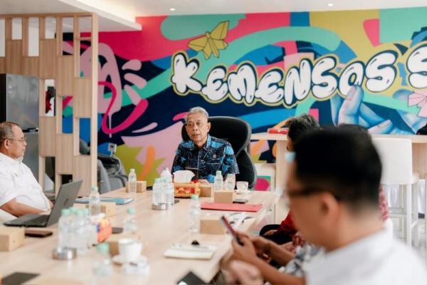 Wakil Menteri Sosial (Wamensos) Agus Jabo Priyono saat audiensi dengan Wali Kota Baubau Yusran Fahim dan Wakil Bupati Tabanan I Made Dirga di Kantor Kementerian Sosial, Jakarta Pusat, Selasa (Foto: Kemensos) 
