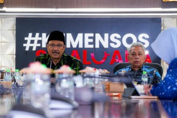 Menteri Sosial (Mensos), Saifullah Yusuf atau Gus Ipul memimpin rapat koordinasi bersama kepala Sekolah Rakyat secara daring di Ruang Rapat Mensos, Kantor Kemensos, Jakarta Pusat, Selasa  (Foto: Kemensos) 