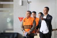 Wakil Menteri Imigrasi dan Pemasyarakatan Simly Karim mengenakan rompi tahanan KPK dengan tangan diborgol (Foto: Ist/Jurnas.com)