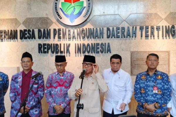 Menteri Desa dan Pembangunan Daerah Tertinggal (Mendes PDT), Yandri Susanto (tengah) bersama jajaran staf Kemendes PDT dan Perangkat Desa melakukan konferensi pers usai membuka Rapat Kerja Nasional (Rakernas) dan Hari Ulang Tahun ke-20 Persatuan Perangkat Desa Indonesia (PPDI) di Jakarta pada Rabu (Foto Vaza/Katakini)  