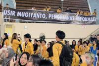 Mahasiswa membawa spanduk bertuliskan `Usir Mugiyanto, Penghianat Reformasi` saat melakukan aksi protes ke Wamen Ham Mugiyanto di Universitas Mulawarman (Foto: Tangkapan Layar Instagram/aksikamisankaltim)