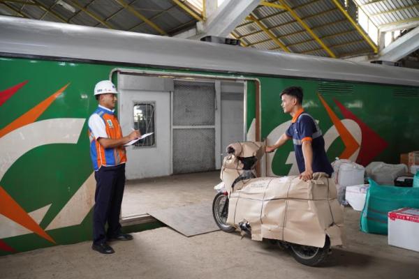 Pengiriman sepeda motor melalui armada kereta api logistik (Foto: Humas KAI) 