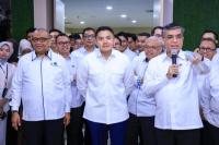 Menaker Yassierli (kanan) bersama Seskab Teddy Indra Wijaya, dan Wamenaker Afriansyah Noor (kiri) saat meluncurkan Program Pemagangan Nasional (MagangHub) Angkatan II 2026 (Foto: Humas Kemnaker)