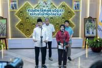 Menteri Sosial (Mensos) Saifullah Yusuf (kiri) dalam konferensi pers di Jakarta (Foto: Kemensos)