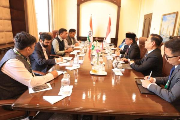 Pertemuan bilateral Menteri Ketenagakerjaan dengan Republik India Mansukh Mandaviya di sela-sela BRICS Labour and Employment Ministers` Meeting (LEMM) di Hyderabad, India (Foto: Humas Kemnaker) 