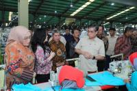 Menteri Ketenagakerjaan RI (Menaker) Yassierli saat melakukan kunjungan ke PT Pan Brothers Tbk, Boyolali (Foto: Humas Kemnaker)
