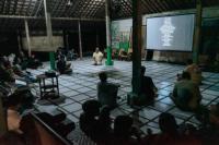 Suasana pemutaran film Roots dan Diskusi di Langgar Aksara Nusantara Depok (Foto: Ist)