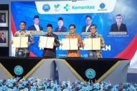 Penandatanganan Nota Kesepahaman (MoU) tentang Sinergi Pelaksanaan Rehabilitasi dan Pascarehabilitasi bagi Pecandu, Penyalahguna, serta Korban Penyalahgunaan Narkotika, Psikotropika, dan Zat Adiktif Lainnya (Napza) (Foto: Humas Kemnaker)